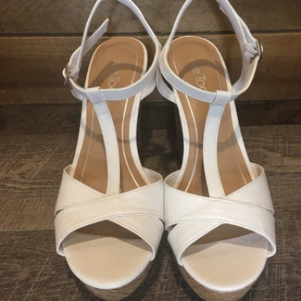 NEW Me Too T-Strap Platform Dress Sandals - Picture 3 of 9
